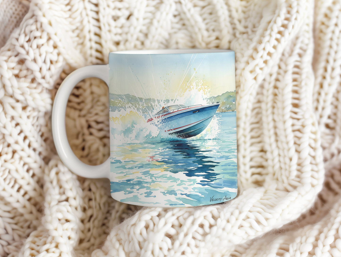 Hrnek s motorovým člunem na vlnách