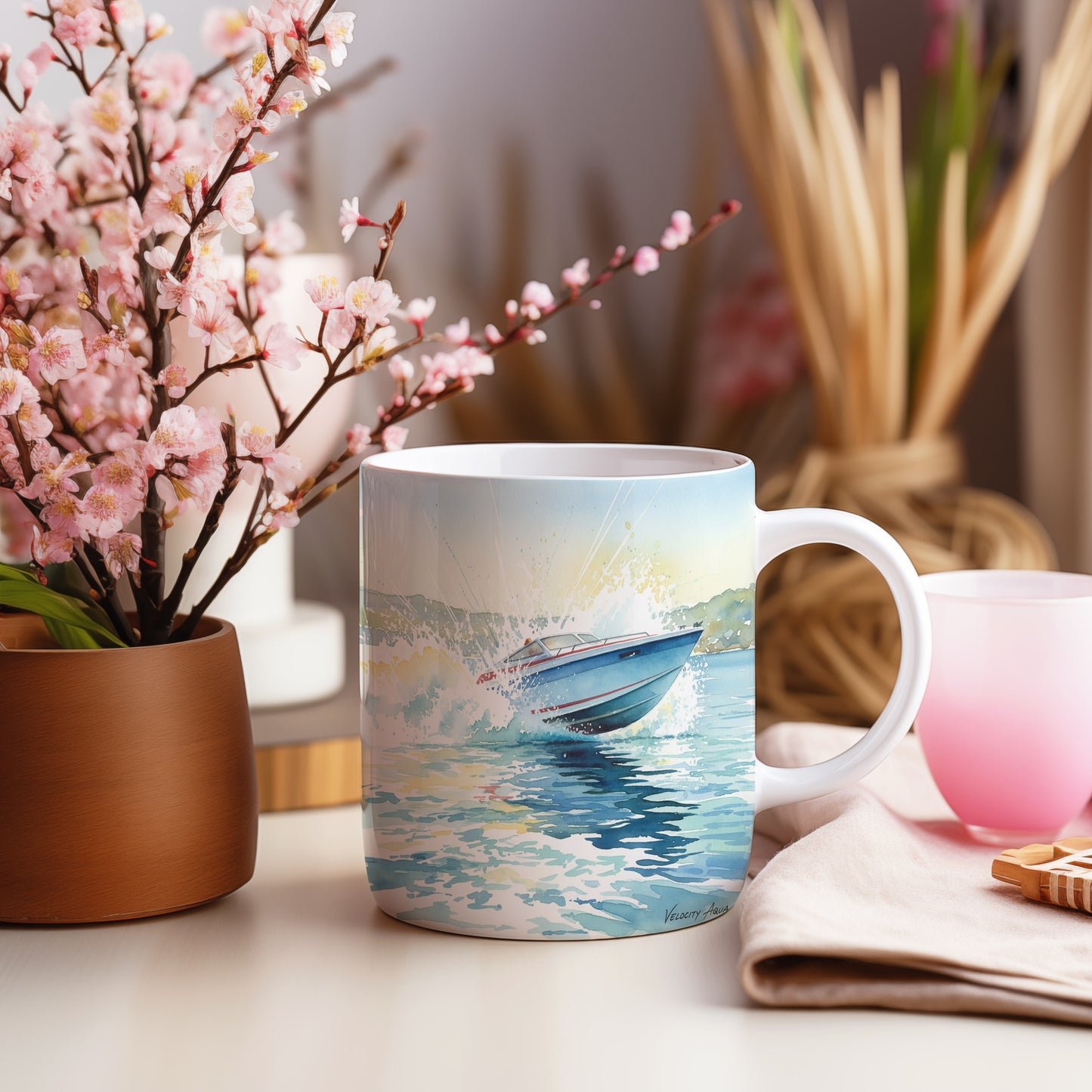 Hrnek s motorovým člunem na vlnách