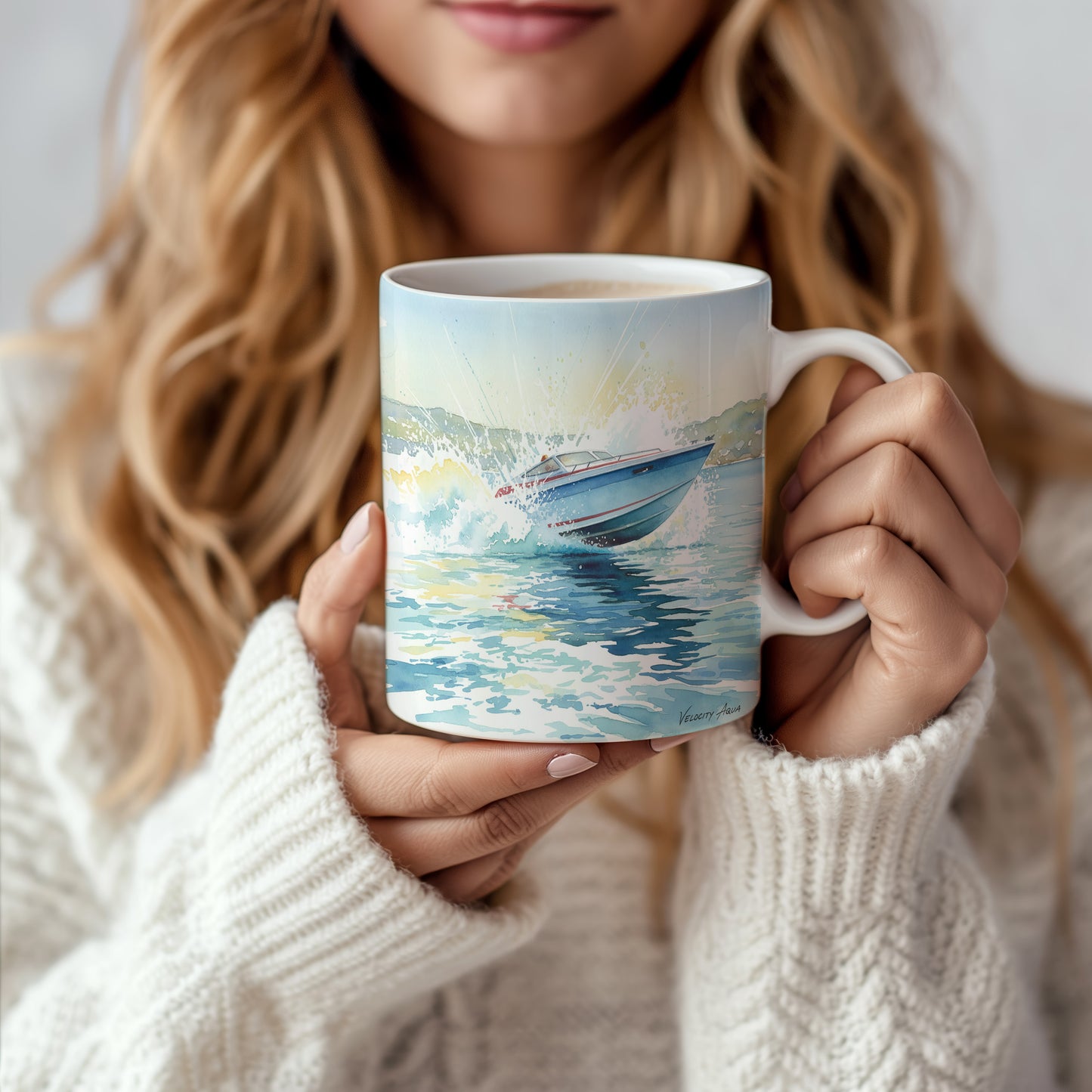 Hrnek s motorovým člunem na vlnách