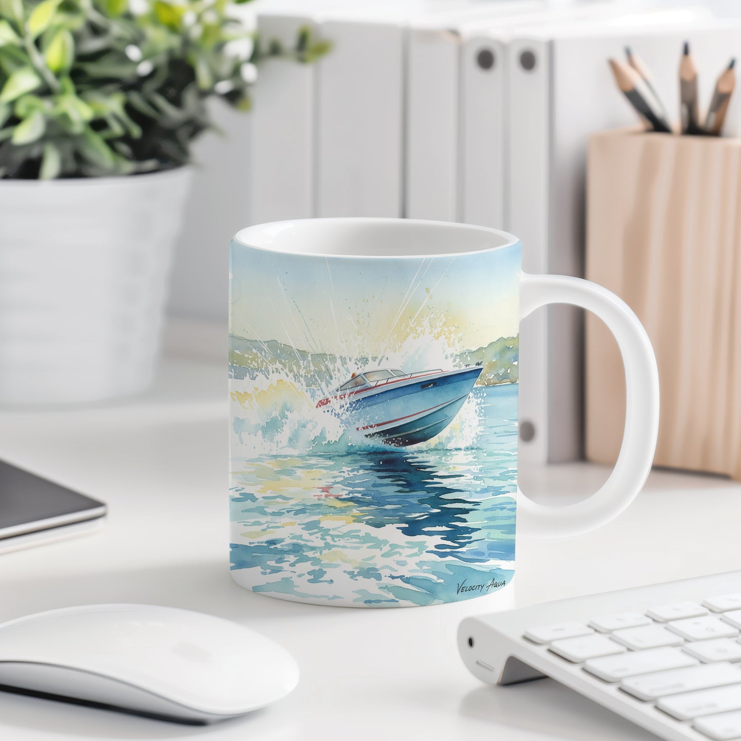 Hrnek s motorovým člunem na vlnách