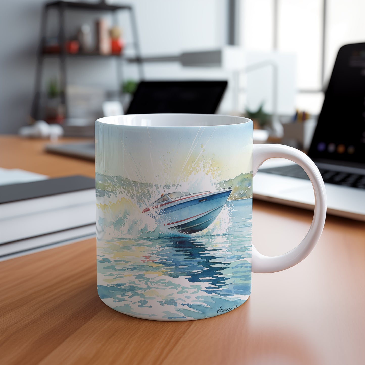 Hrnek s motorovým člunem na vlnách