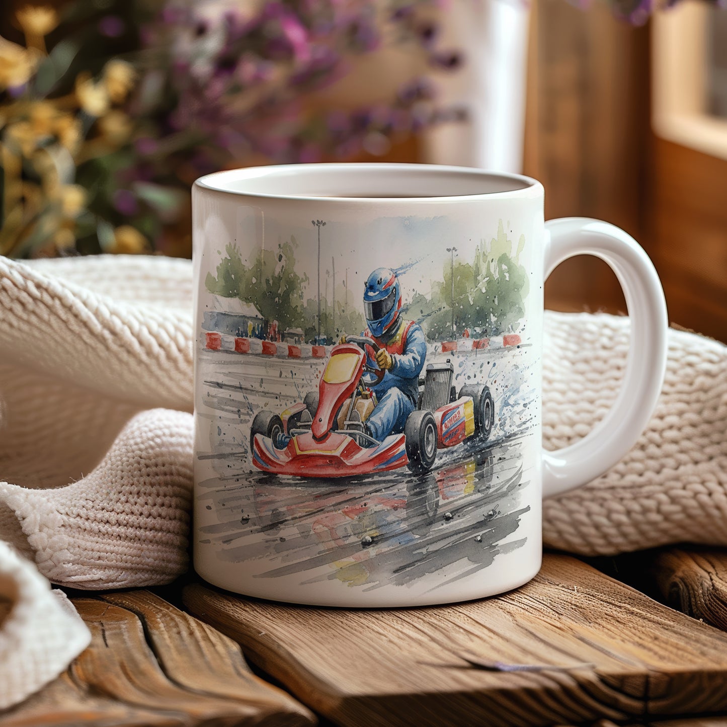 Hrnek s motokárou na závodní dráze