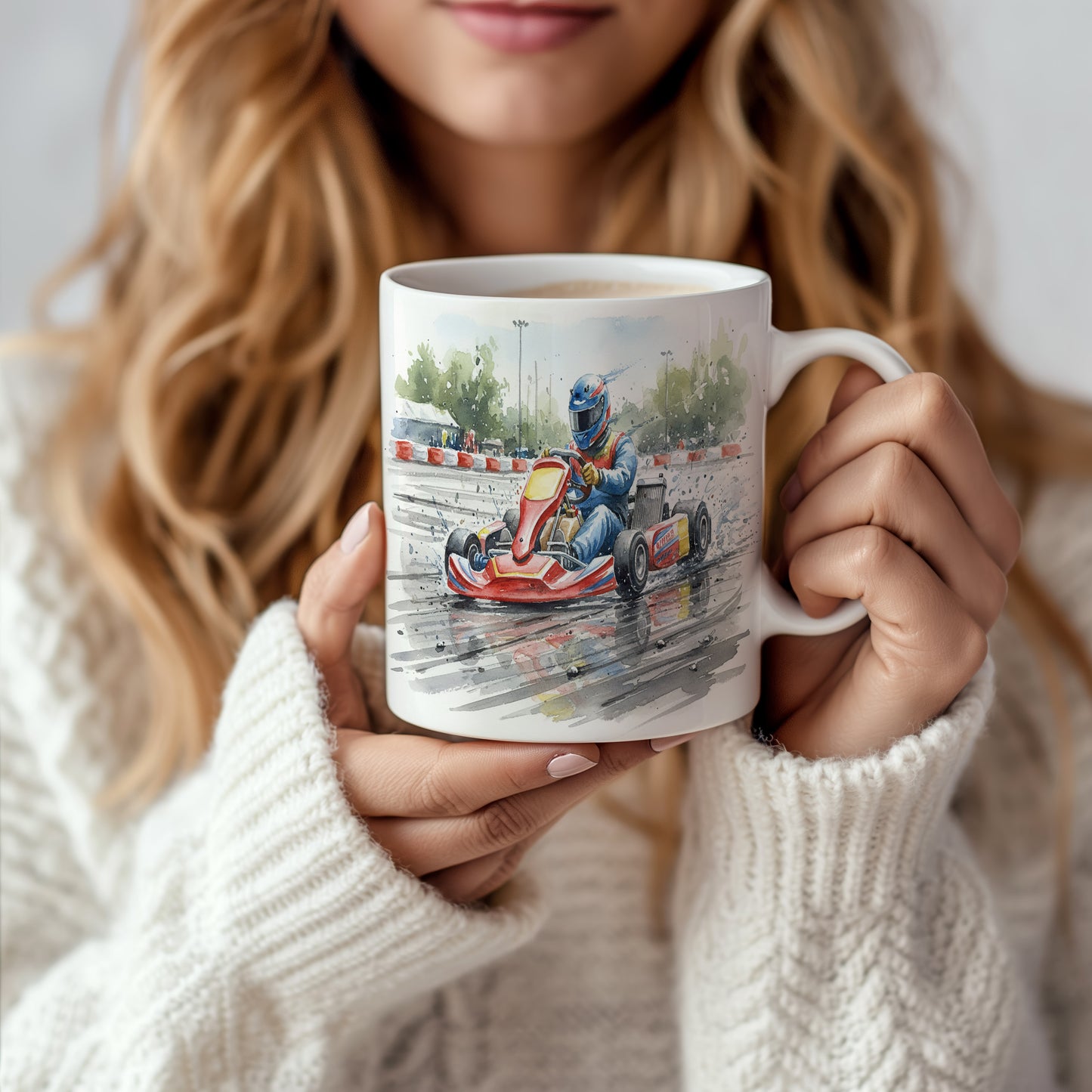 Hrnek s motokárou na závodní dráze