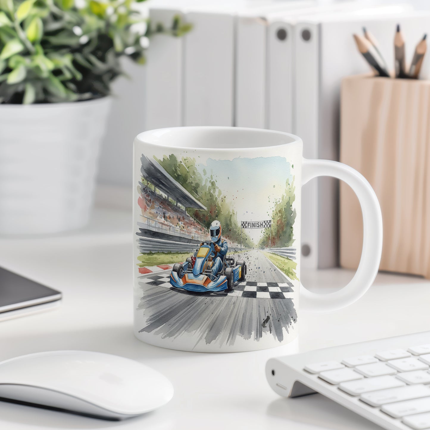 Hrnek s motokárou na cílové čáře