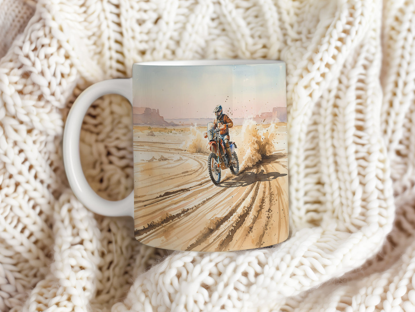 Hrnek s motorkářem v poušti