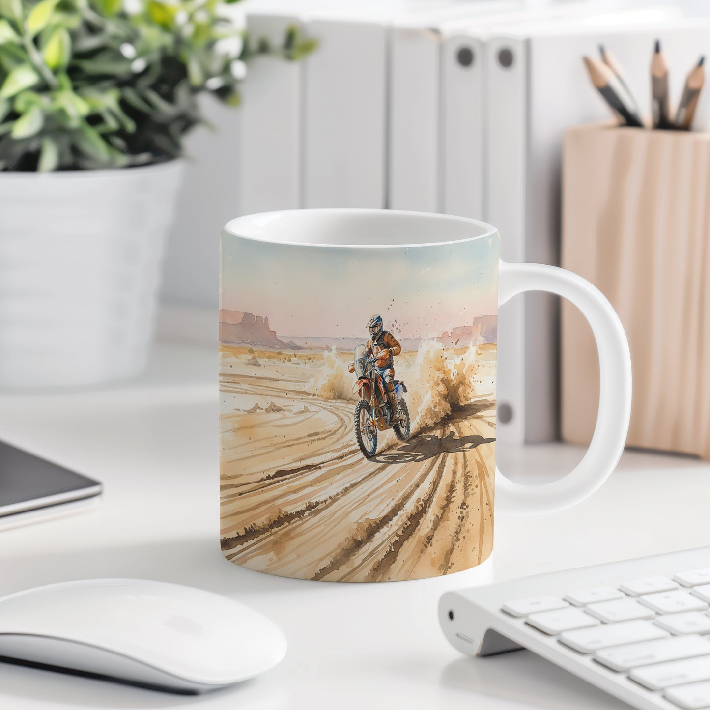 Hrnek s motorkářem v poušti