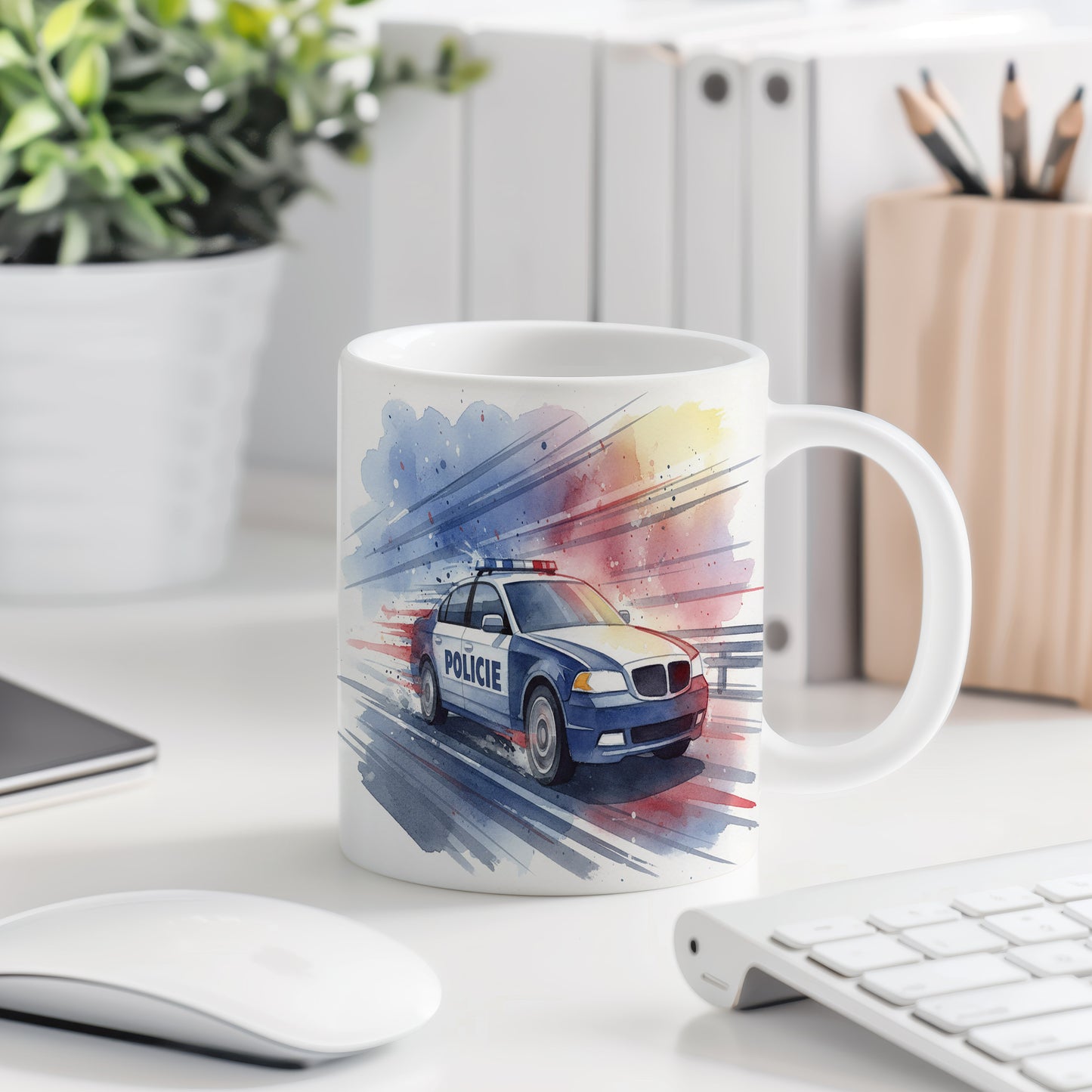Hrnek s policejním autem v akvarelu