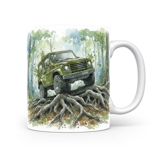 Hrnek s terénním vozem v lese