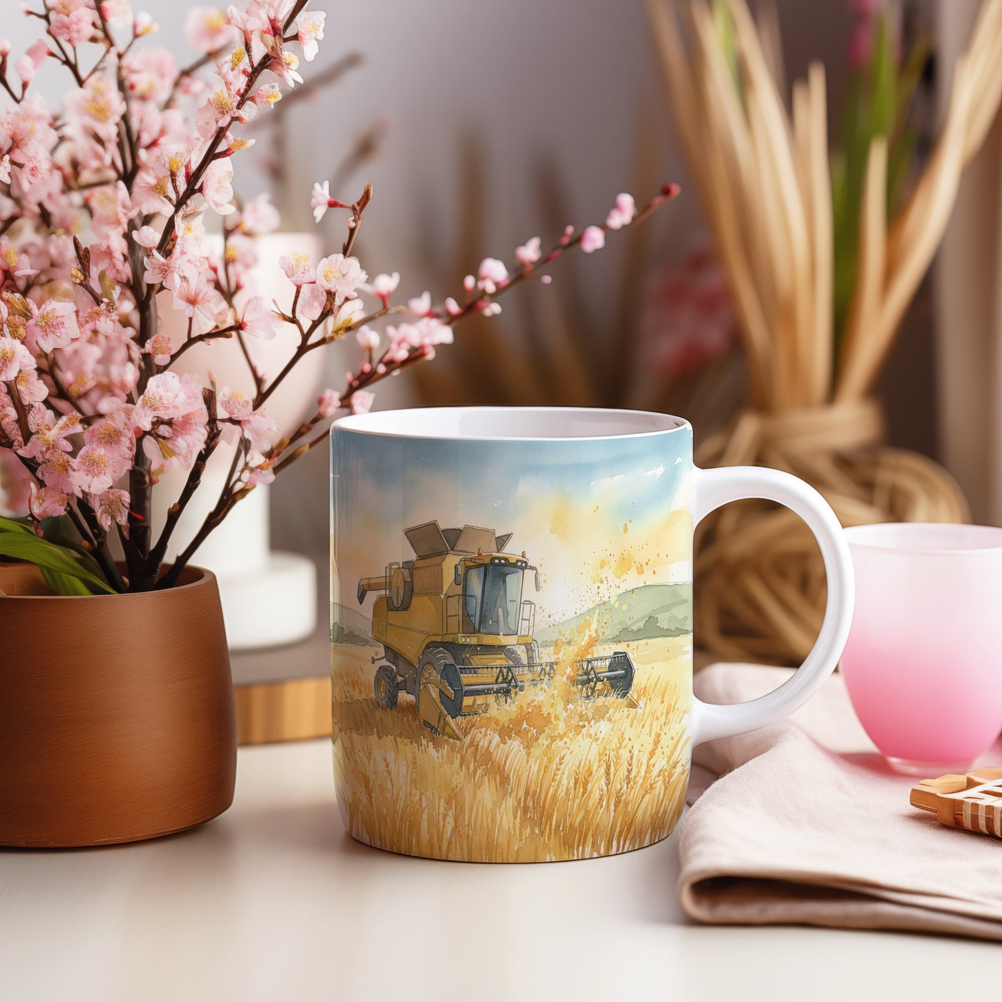 Hrnek se sklízecím kombajnem v obilí