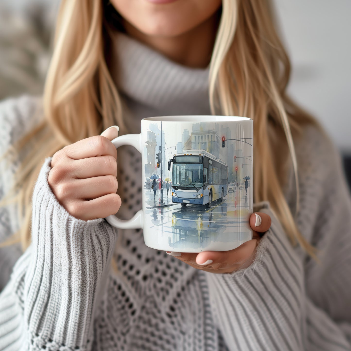 Hrnek s autobusem na deštivé ulici