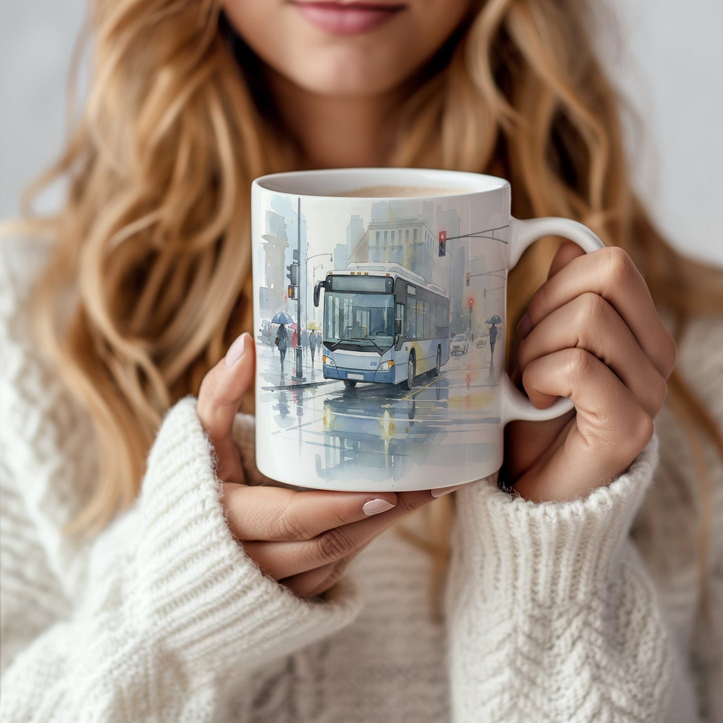 Hrnek s autobusem na deštivé ulici