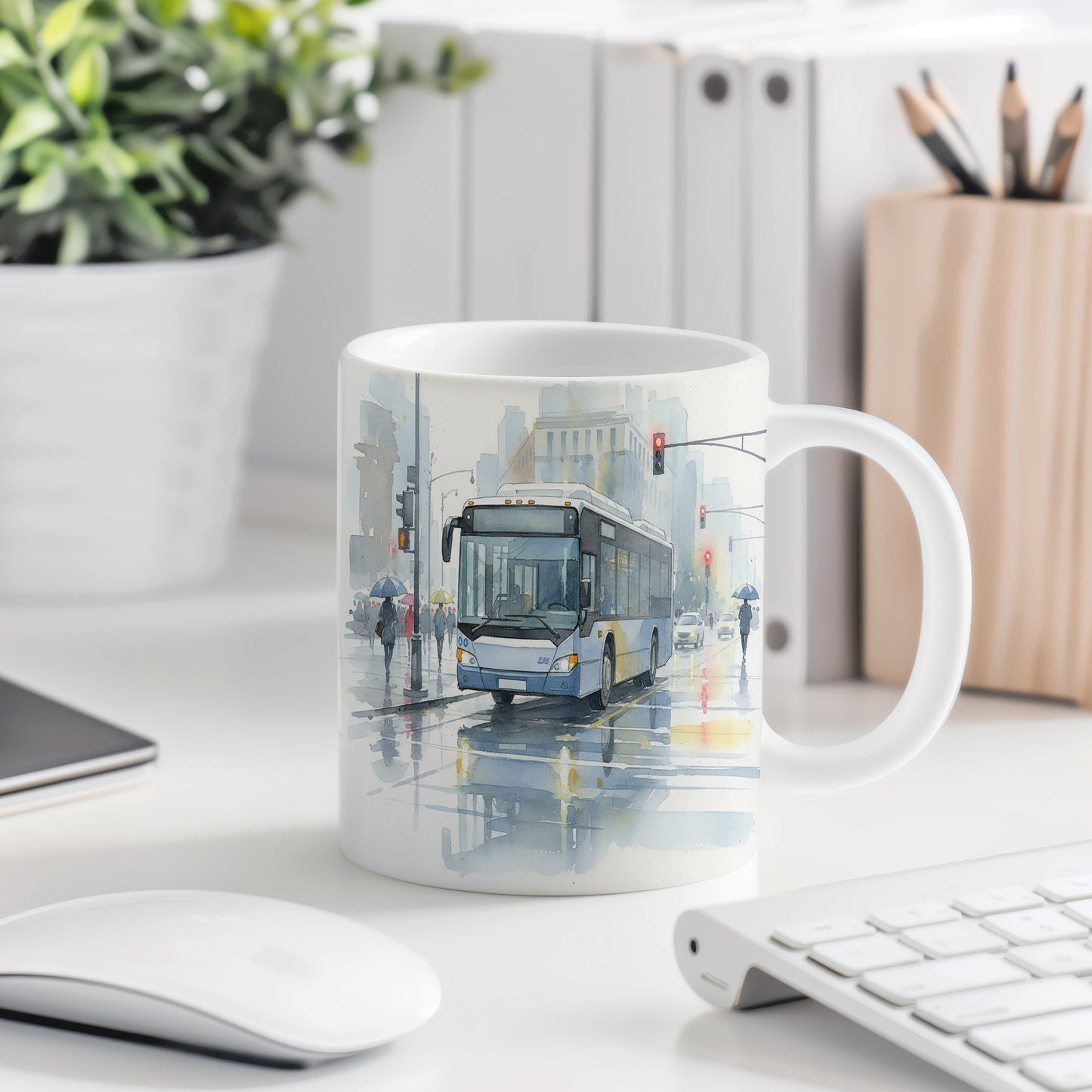 Hrnek s autobusem na deštivé ulici