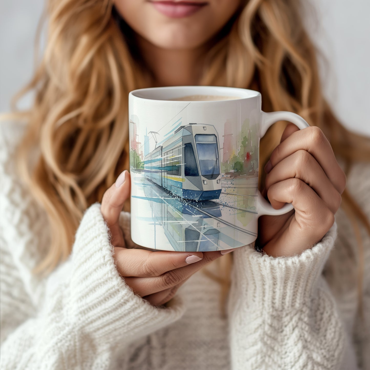 Hrnek s tramvají na mokrých kolejích