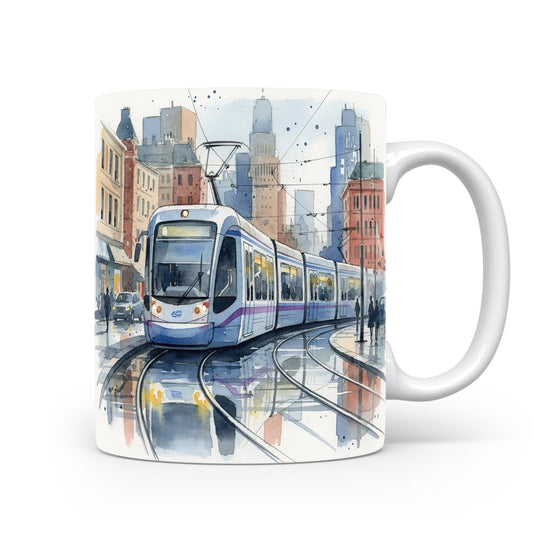 Hrnek s tramvají v rušné ulici