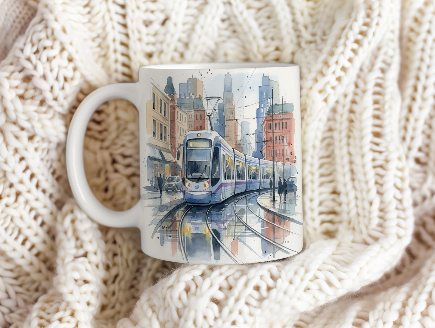 Hrnek s tramvají v rušné ulici