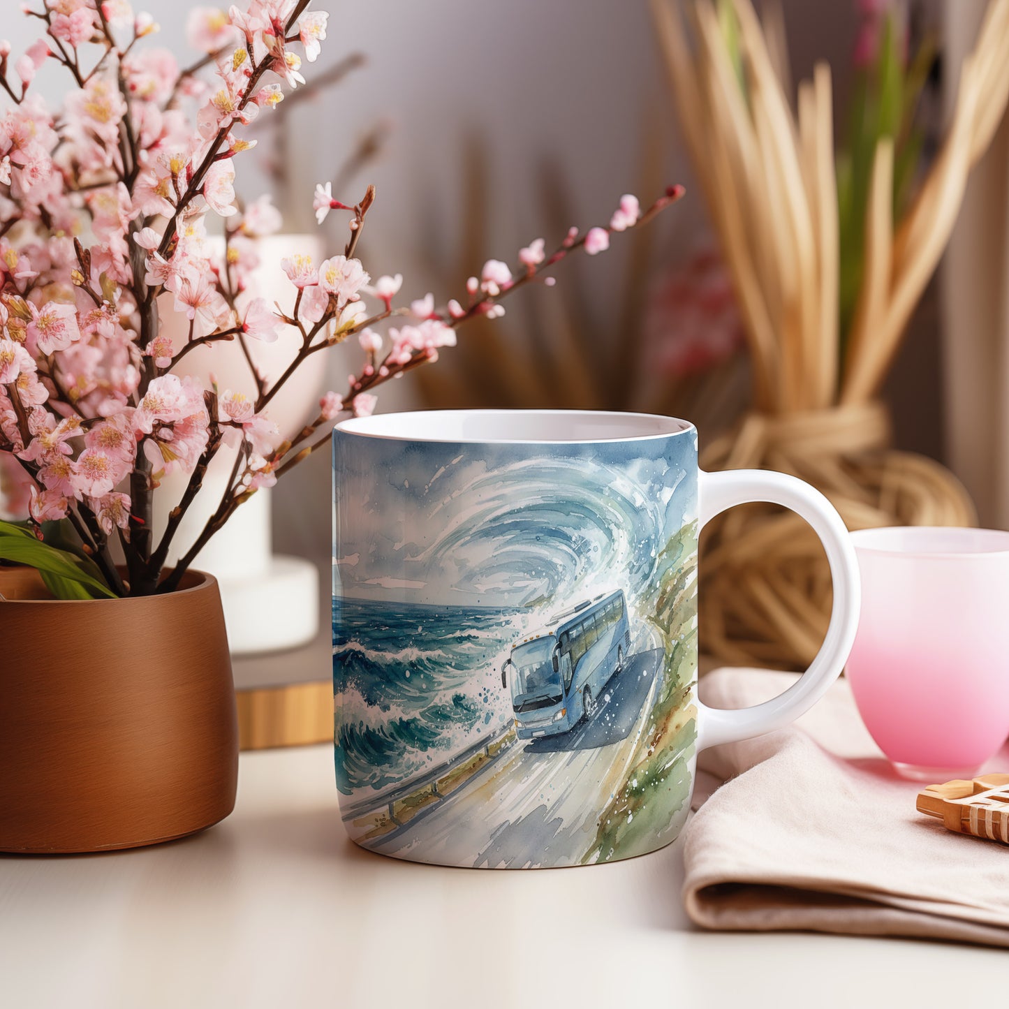 Hrnek s autobusem u rozbouřeného moře