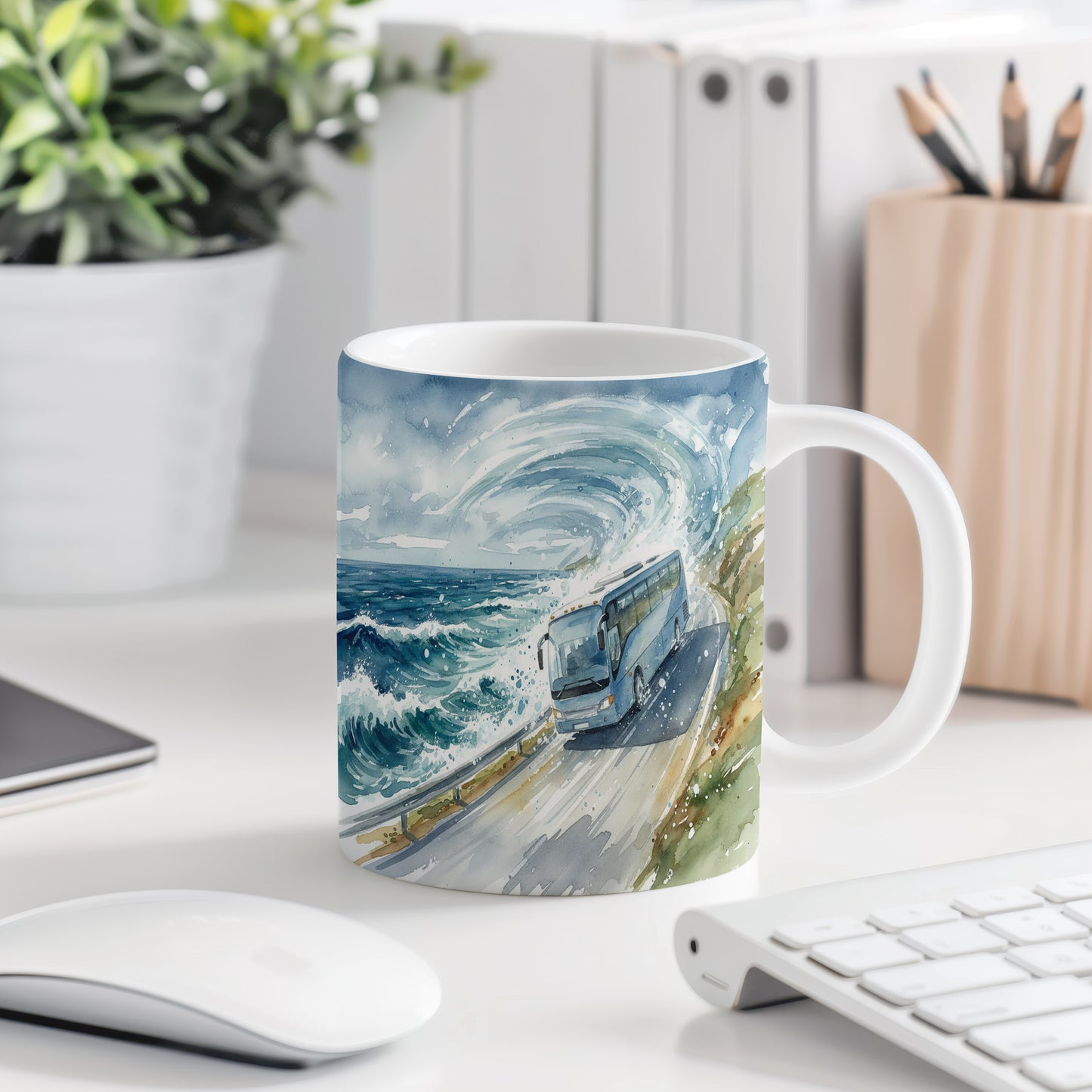 Hrnek s autobusem u rozbouřeného moře