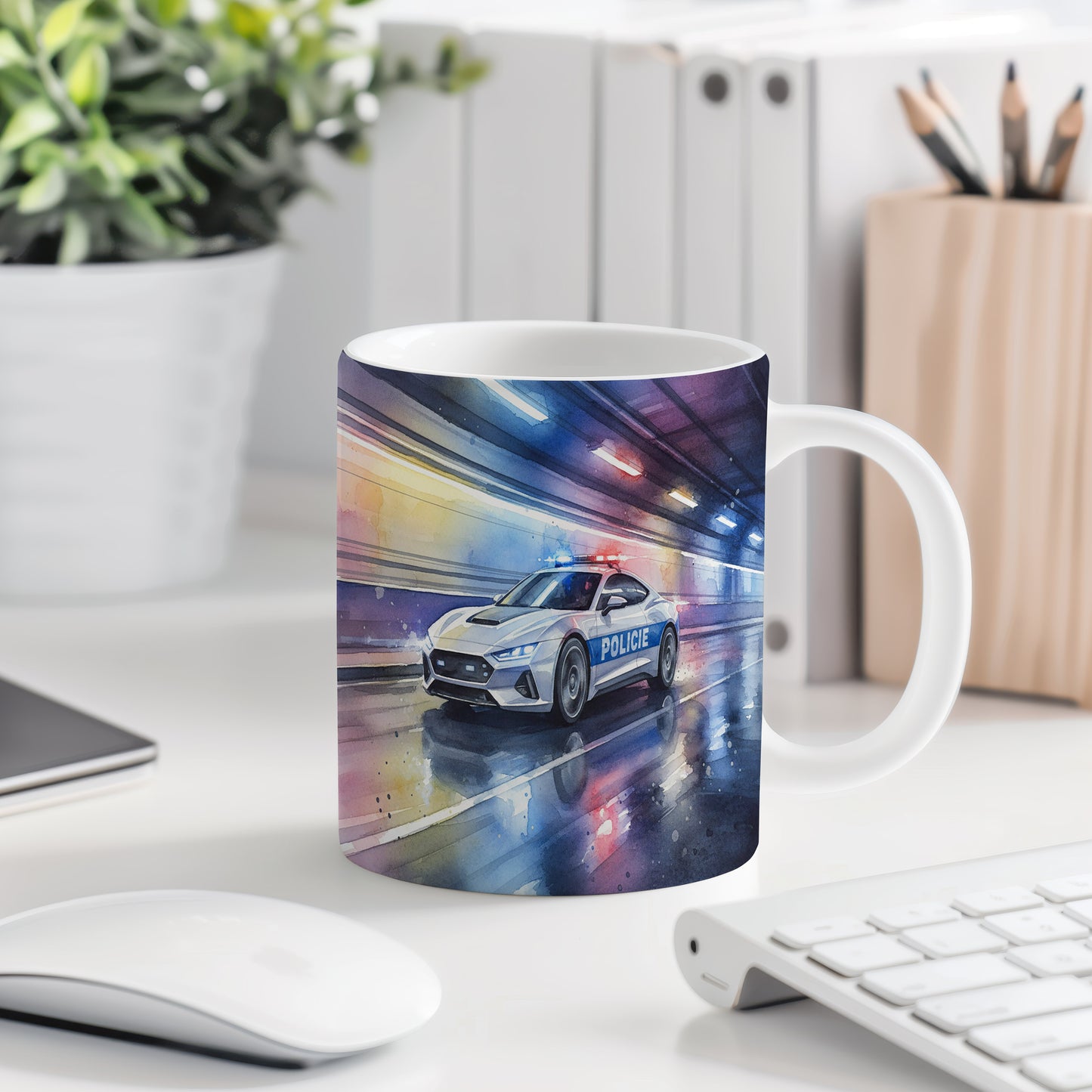 Hrnek s policejním autem v akci