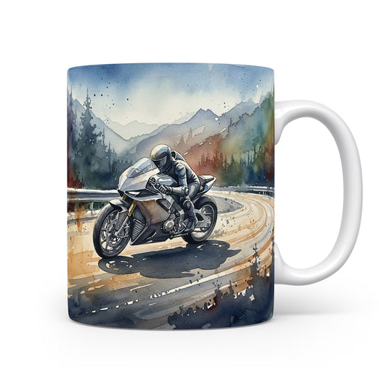 Hrnek s motorkářem v horských zatáčkách