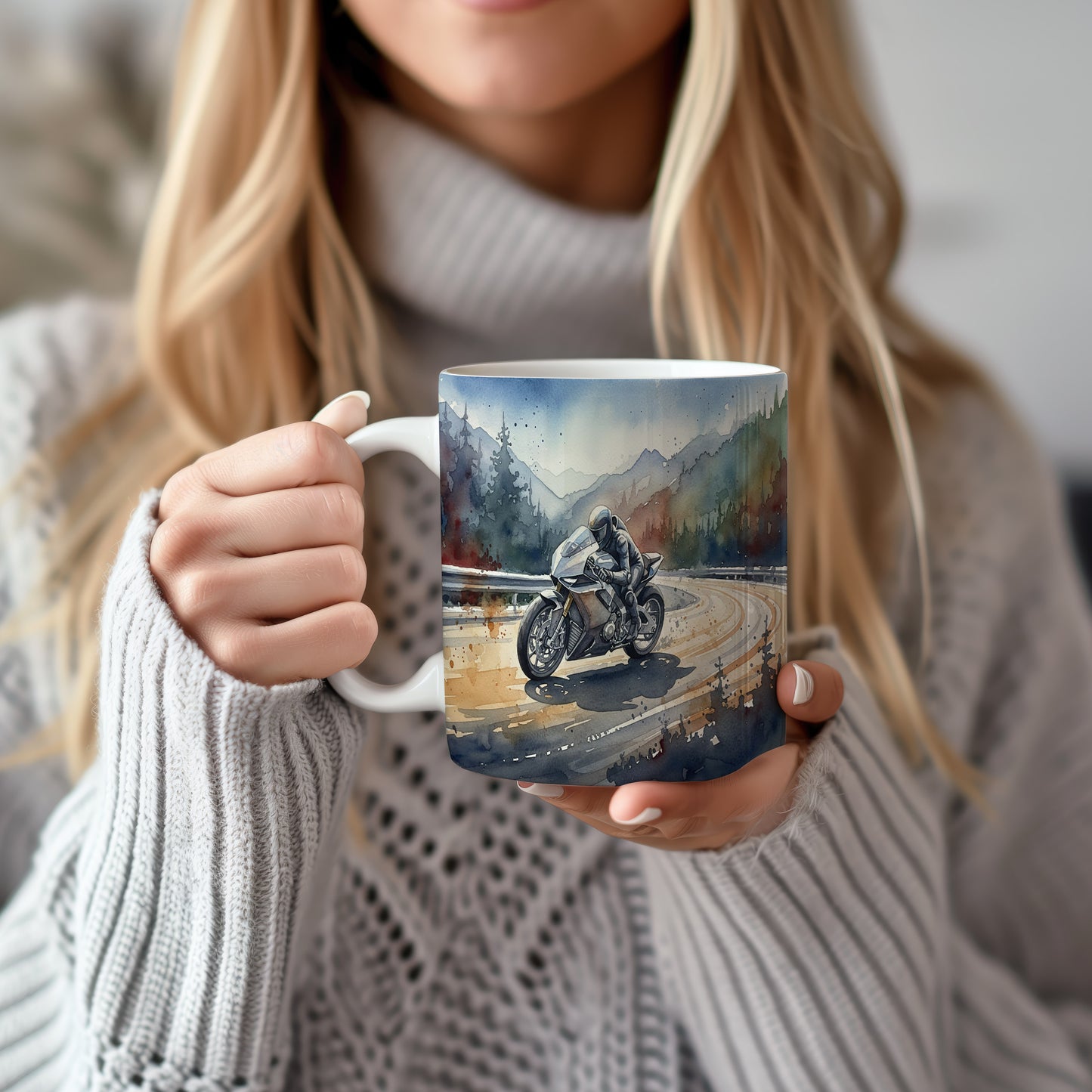 Hrnek s motorkářem v horských zatáčkách