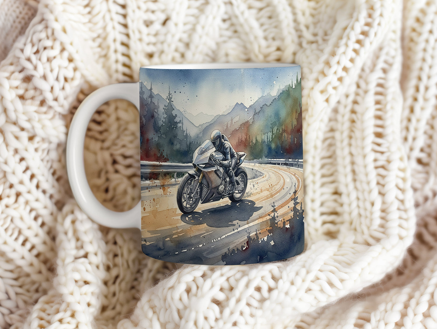 Hrnek s motorkářem v horských zatáčkách