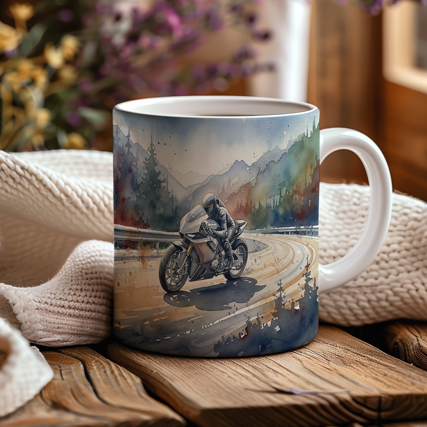 Hrnek s motorkářem v horských zatáčkách