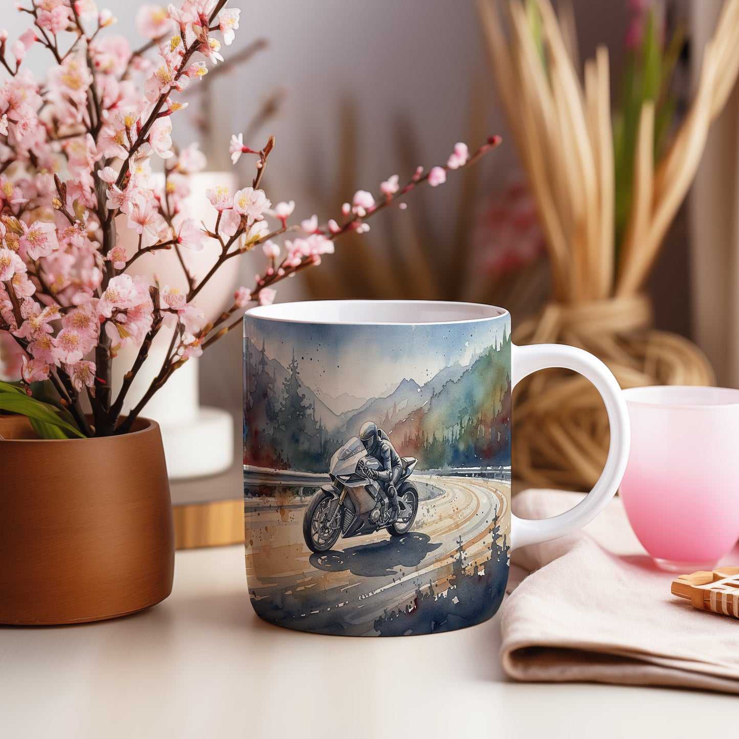 Hrnek s motorkářem v horských zatáčkách