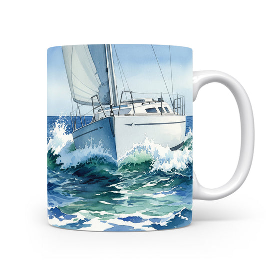 Hrnek s jachtou v oceánských vlnách