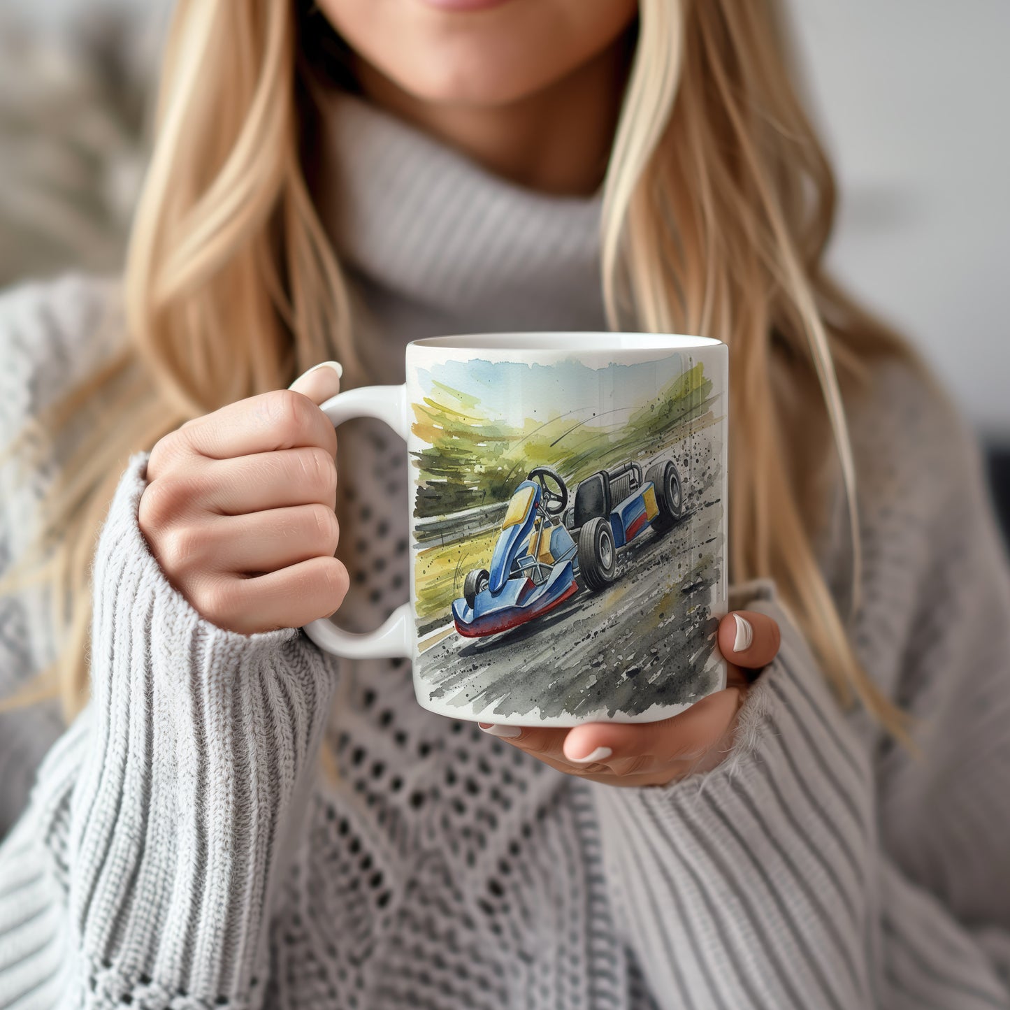 Hrnek s motokárou v zatáčce