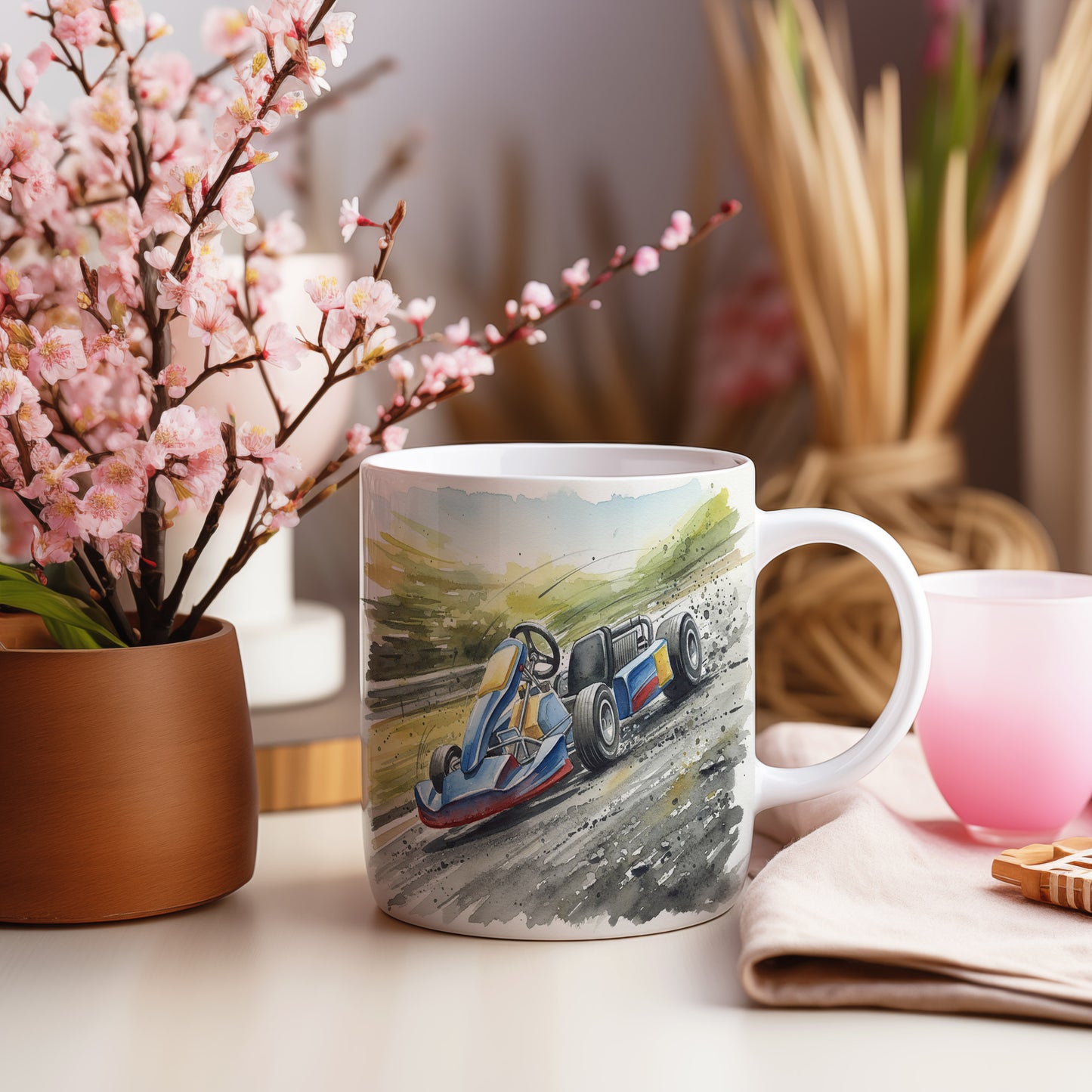 Hrnek s motokárou v zatáčce