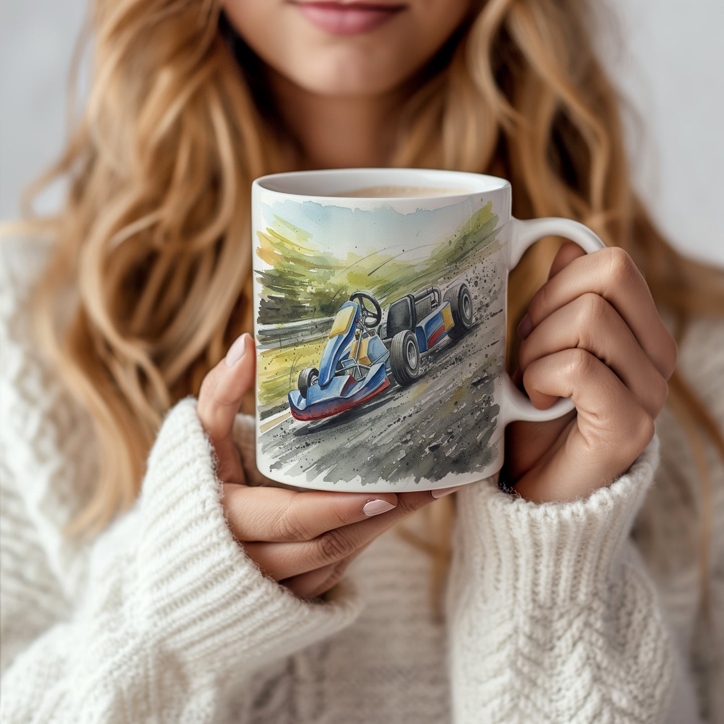 Hrnek s motokárou v zatáčce