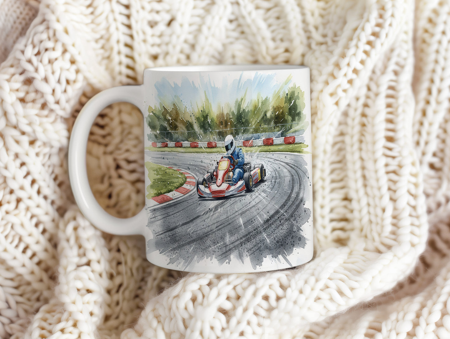 Hrnek s motokárou na závodní dráze