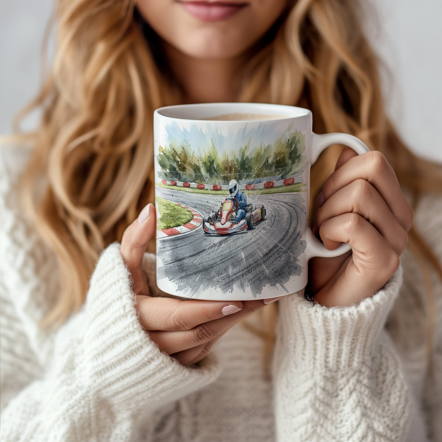 Hrnek s motokárou na závodní dráze