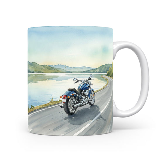 Motorka u jezera na hrnku