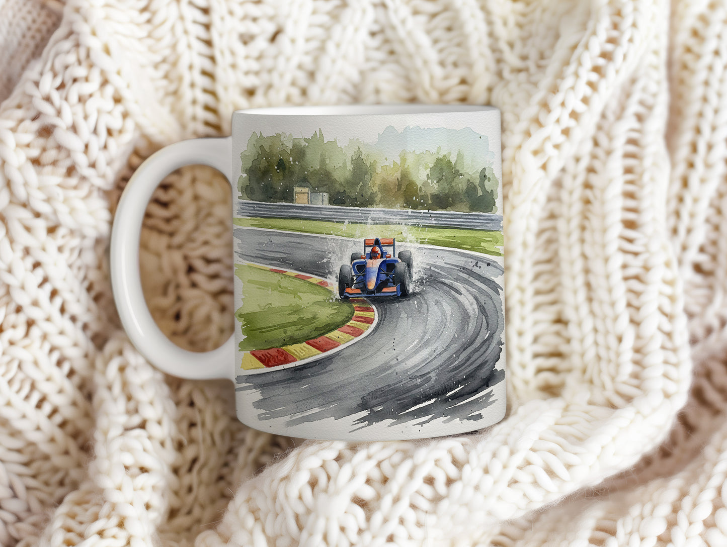 Hrnek s formulí na závodní dráze