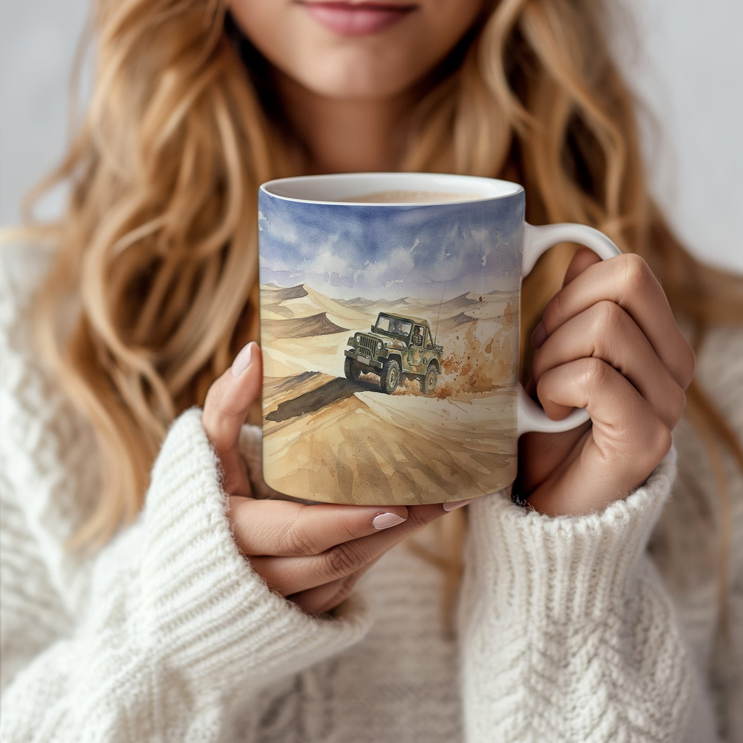 Hrnek s jeepem v poušti