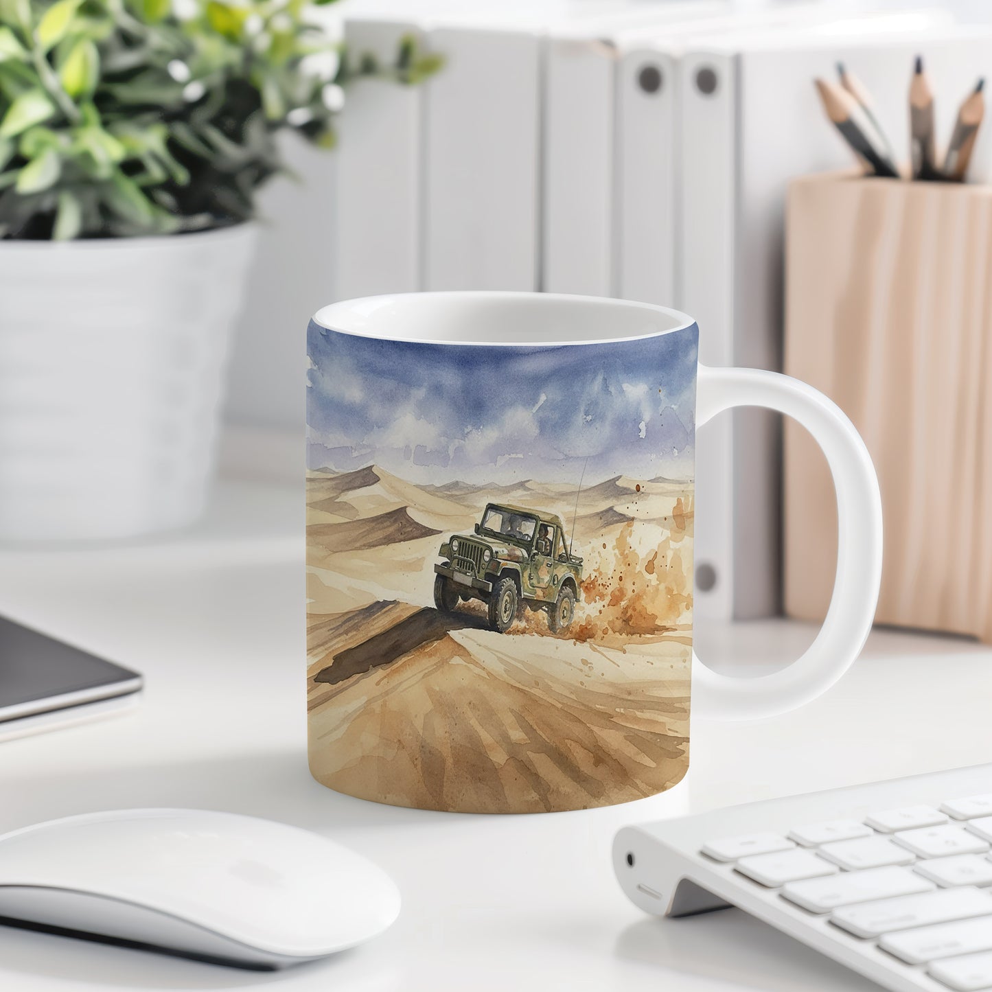 Hrnek s jeepem v poušti