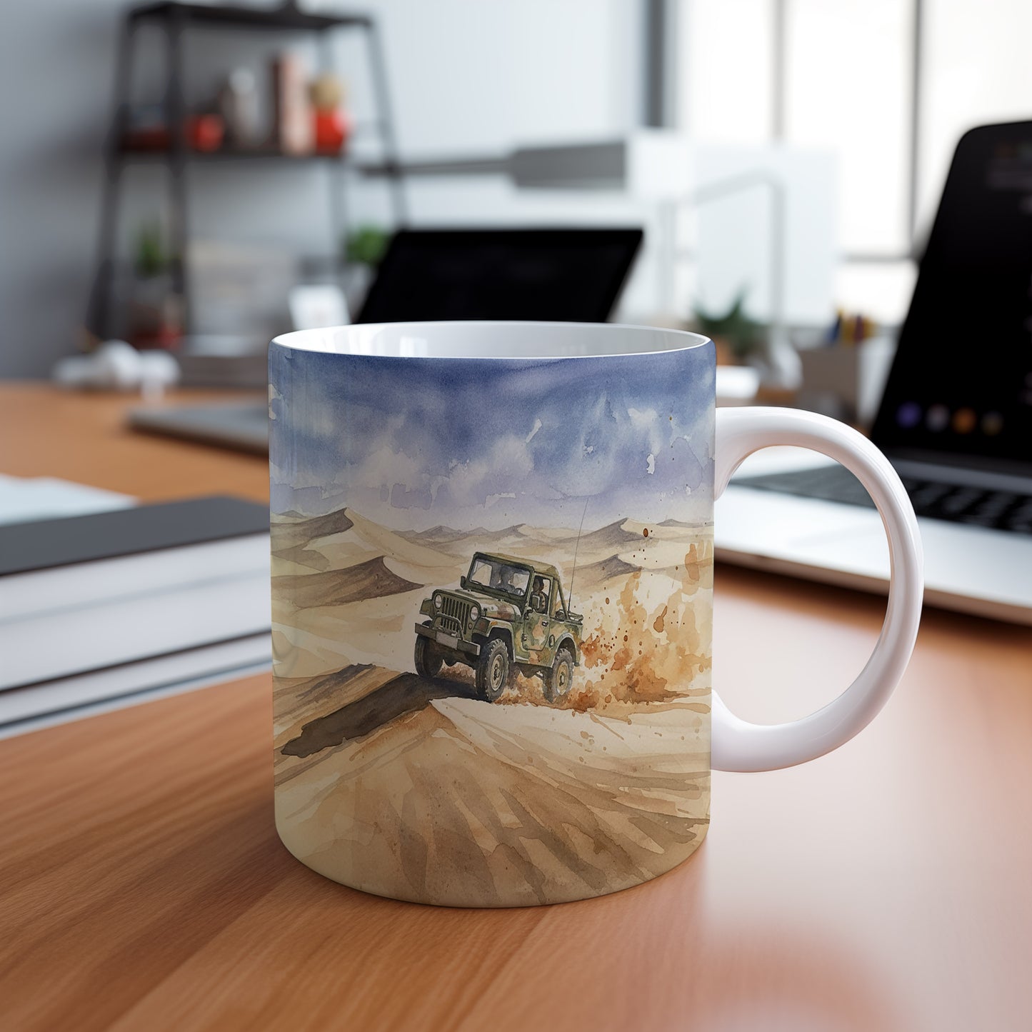 Hrnek s jeepem v poušti