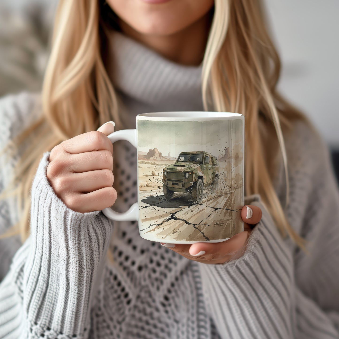 Hrnek s obrněným vozem v poušti