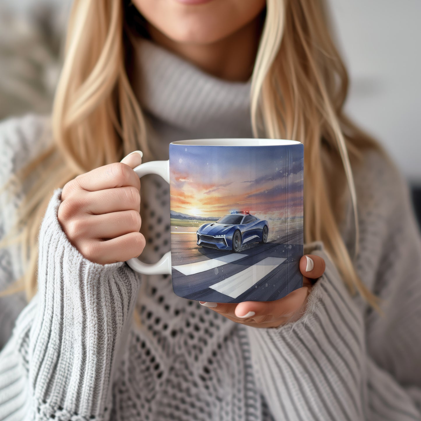 Hrnek s policejním autem za úsvitu