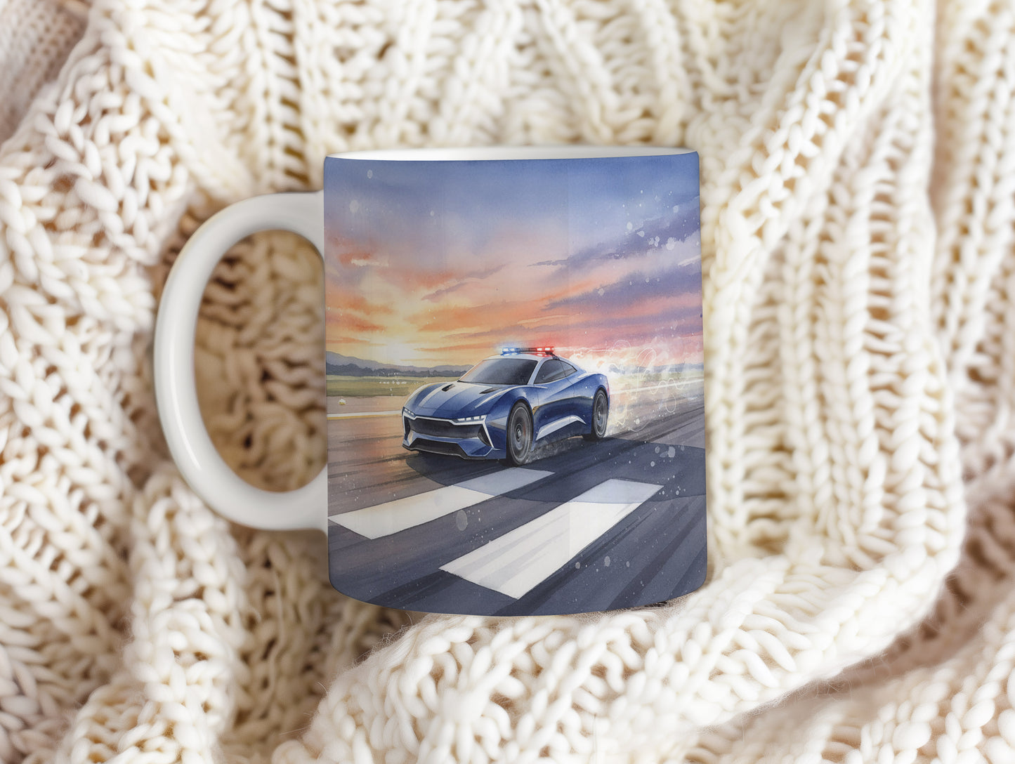 Hrnek s policejním autem za úsvitu