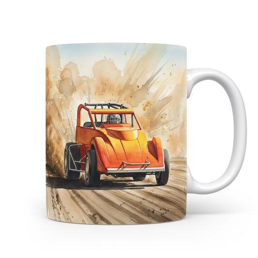 Hrnek s oranžovým závodním autem v oblacích prachu