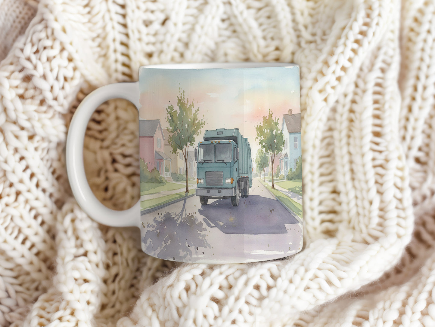 Hrnek s popelářským vozem v ranním světle