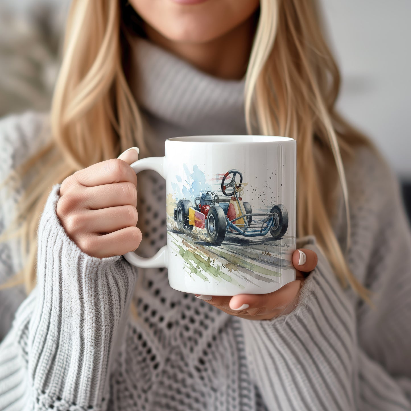 Hrnek s motokárou na závodní dráze