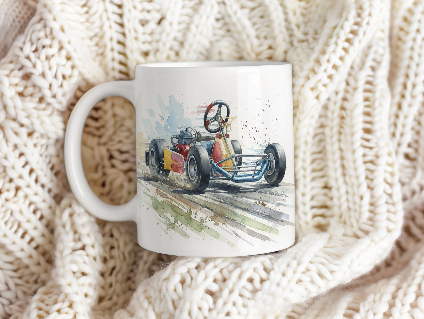 Hrnek s motokárou na závodní dráze