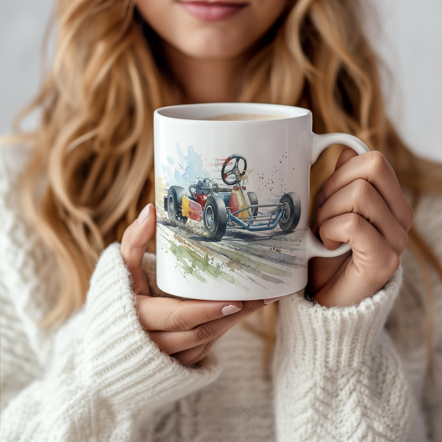 Hrnek s motokárou na závodní dráze