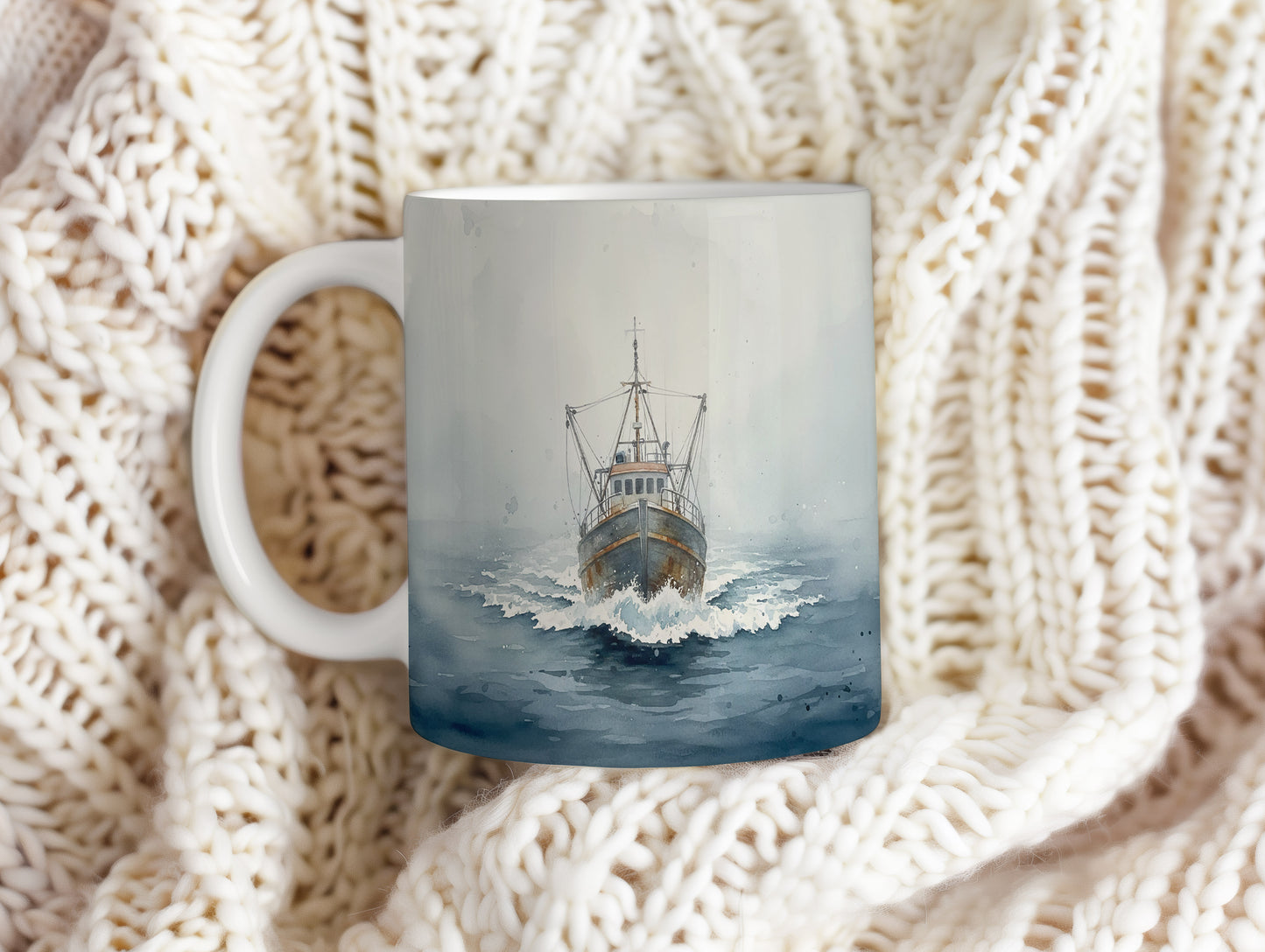 Hrnek s rybářskou lodí na rozbouřeném moři