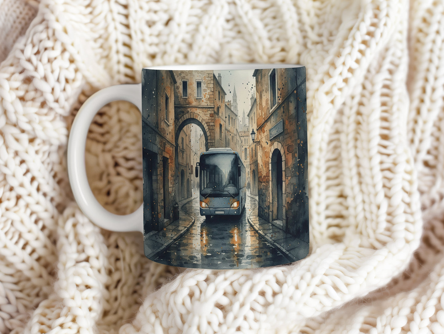 Hrnek s autobusem v historických uličkách