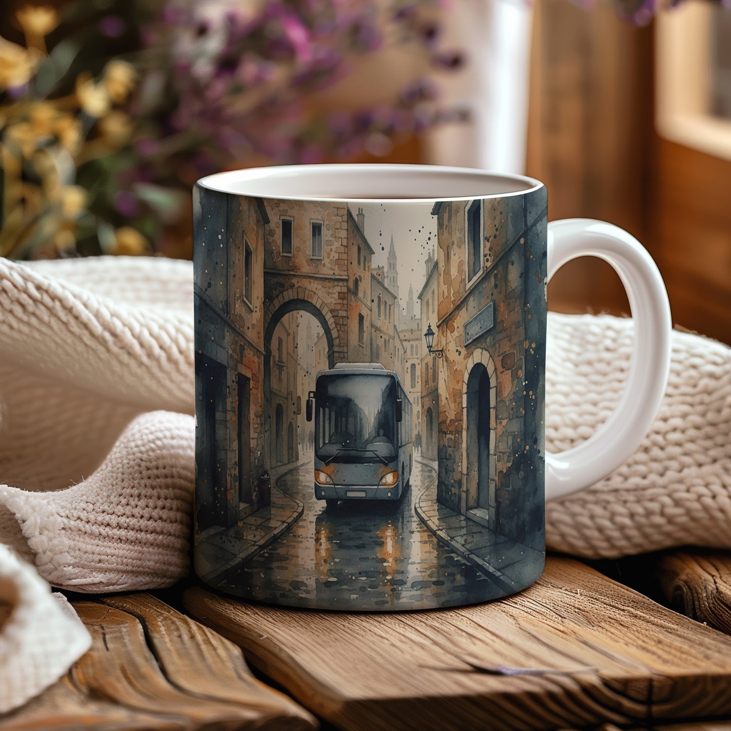 Hrnek s autobusem v historických uličkách