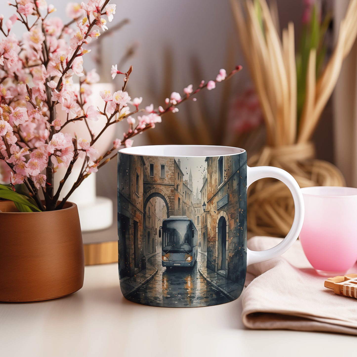 Hrnek s autobusem v historických uličkách